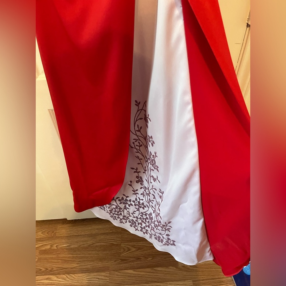 Elegant Red and White formal gown. Size medium. EUC. - Picture 13 of 15